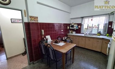 PH 4 ambientes en primer piso con 2 locales sobre esquina en Villa Ballester
