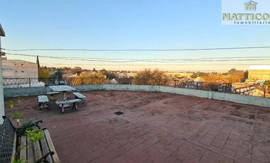 PH 4 ambientes en primer piso con 2 locales sobre esquina en Villa Ballester