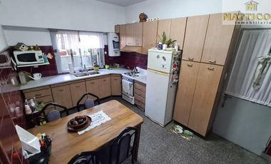 PH 4 ambientes en primer piso con 2 locales sobre esquina en Villa Ballester