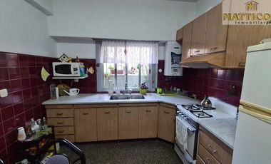 PH 4 ambientes en primer piso con 2 locales sobre esquina en Villa Ballester