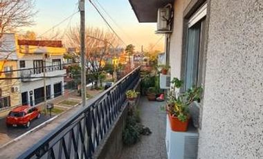 PH 4 ambientes en primer piso con 2 locales sobre esquina en Villa Ballester
