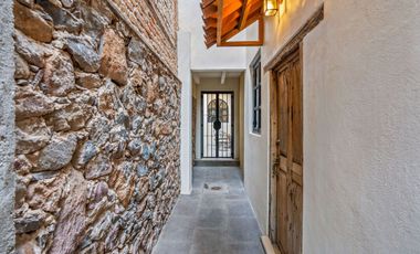 Venta de Casa en Privada en el Centro de San Miguel – Ameublada y Rooftop