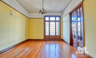 Casa en San Isidro, 5 amb. con patio y terraza. Apto uso comercial.