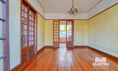 Casa en San Isidro, 5 amb. con patio y terraza. Apto uso comercial.