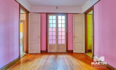 Casa en San Isidro, 5 amb. con patio y terraza. Apto uso comercial.