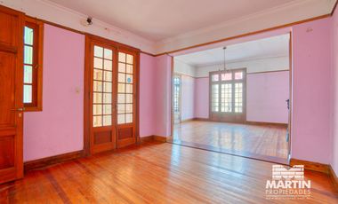 Casa en San Isidro, 5 amb. con patio y terraza. Apto uso comercial.