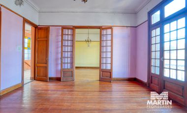 Casa en San Isidro, 5 amb. con patio y terraza. Apto uso comercial.