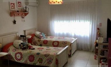 Casa - Banco Provincia De Bs. As. 5 ambientes .-
