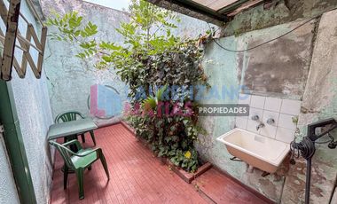 HERMOSA CASA DE 4 AMBIENTES SOBRE LOTE 9.57 X 26.86 - BARRIO DE AGRONOMIA