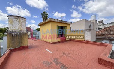 HERMOSA CASA DE 4 AMBIENTES SOBRE LOTE 9.57 X 26.86 - BARRIO DE AGRONOMIA