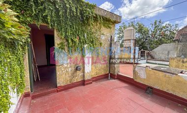 HERMOSA CASA DE 4 AMBIENTES SOBRE LOTE 9.57 X 26.86 - BARRIO DE AGRONOMIA