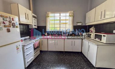 HERMOSA CASA DE 4 AMBIENTES SOBRE LOTE 9.57 X 26.86 - BARRIO DE AGRONOMIA