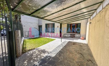 HERMOSA CASA DE 4 AMBIENTES SOBRE LOTE 9.57 X 26.86 - BARRIO DE AGRONOMIA