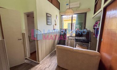 HERMOSA CASA DE 4 AMBIENTES SOBRE LOTE 9.57 X 26.86 - BARRIO DE AGRONOMIA