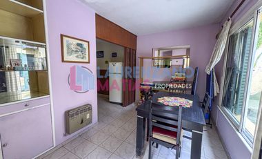 HERMOSA CASA DE 4 AMBIENTES SOBRE LOTE 9.57 X 26.86 - BARRIO DE AGRONOMIA