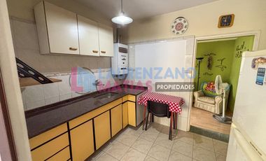 HERMOSA CASA DE 4 AMBIENTES SOBRE LOTE 9.57 X 26.86 - BARRIO DE AGRONOMIA