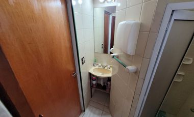 Excelente Chalet de estilo Californiano con Cochera, Patio, Quincho y Piscina.