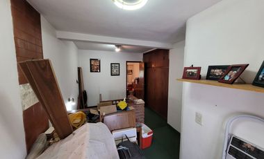 Excelente Chalet de estilo Californiano con Cochera, Patio, Quincho y Piscina.