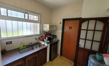 Excelente Chalet de estilo Californiano con Cochera, Patio, Quincho y Piscina.