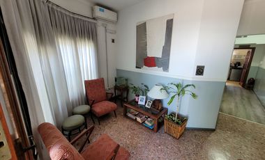 Excelente Chalet de estilo Californiano con Cochera, Patio, Quincho y Piscina.