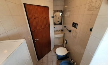 Excelente Chalet de estilo Californiano con Cochera, Patio, Quincho y Piscina.