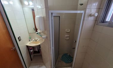 Excelente Chalet de estilo Californiano con Cochera, Patio, Quincho y Piscina.