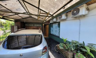 Excelente Chalet de estilo Californiano con Cochera, Patio, Quincho y Piscina.