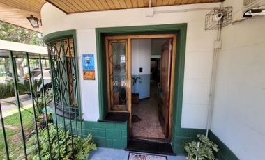 Excelente Chalet de estilo Californiano con Cochera, Patio, Quincho y Piscina.