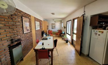 Excelente Chalet de estilo Californiano con Cochera, Patio, Quincho y Piscina.