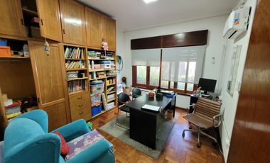 Excelente Chalet de estilo Californiano con Cochera, Patio, Quincho y Piscina.