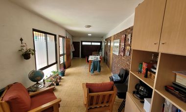 Excelente Chalet de estilo Californiano con Cochera, Patio, Quincho y Piscina.