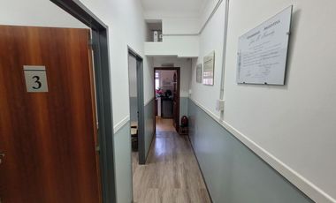 Excelente Chalet de estilo Californiano con Cochera, Patio, Quincho y Piscina.