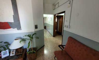 Excelente Chalet de estilo Californiano con Cochera, Patio, Quincho y Piscina.