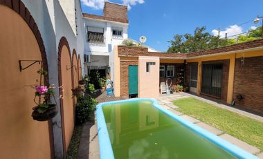 Excelente Chalet de estilo Californiano con Cochera, Patio, Quincho y Piscina.