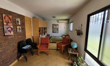 Excelente Chalet de estilo Californiano con Cochera, Patio, Quincho y Piscina.