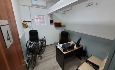 Excelente Chalet de estilo Californiano con Cochera, Patio, Quincho y Piscina.