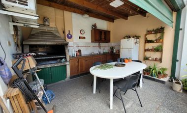 Excelente Chalet de estilo Californiano con Cochera, Patio, Quincho y Piscina.