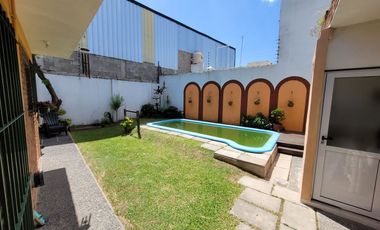 Excelente Chalet de estilo Californiano con Cochera, Patio, Quincho y Piscina.
