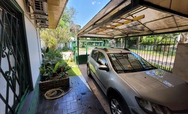 Excelente Chalet de estilo Californiano con Cochera, Patio, Quincho y Piscina.