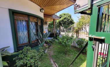 Excelente Chalet de estilo Californiano con Cochera, Patio, Quincho y Piscina.