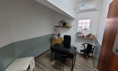 Excelente Chalet de estilo Californiano con Cochera, Patio, Quincho y Piscina.