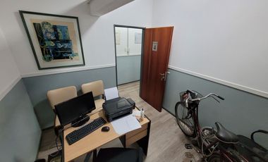 Excelente Chalet de estilo Californiano con Cochera, Patio, Quincho y Piscina.