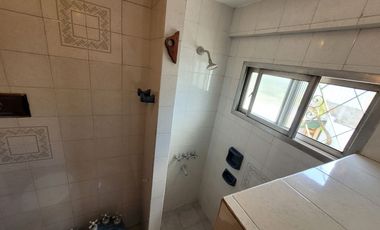 Excelente Chalet de estilo Californiano con Cochera, Patio, Quincho y Piscina.