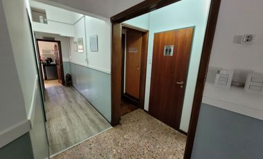 Excelente Chalet de estilo Californiano con Cochera, Patio, Quincho y Piscina.