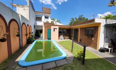 Excelente Chalet de estilo Californiano con Cochera, Patio, Quincho y Piscina.