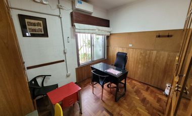 Excelente Chalet de estilo Californiano con Cochera, Patio, Quincho y Piscina.