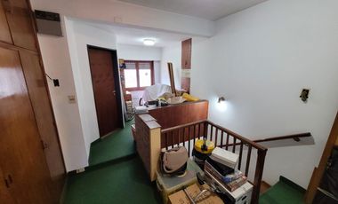 Excelente Chalet de estilo Californiano con Cochera, Patio, Quincho y Piscina.