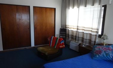 Casa ideal 2 familias, 6 ambientes con cochera y terraza, y 3 ambientes-en venta