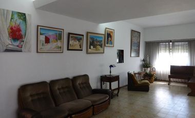 Casa ideal 2 familias, 6 ambientes con cochera y terraza, y 3 ambientes-en venta
