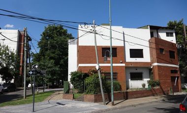 Casa ideal 2 familias, 6 ambientes con cochera y terraza, y 3 ambientes-en venta